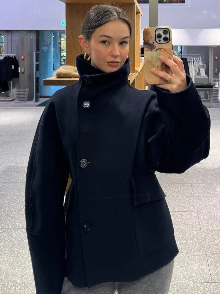 Beatrice | Elegante jas met opstaande kraag, knoopsluiting en zakken