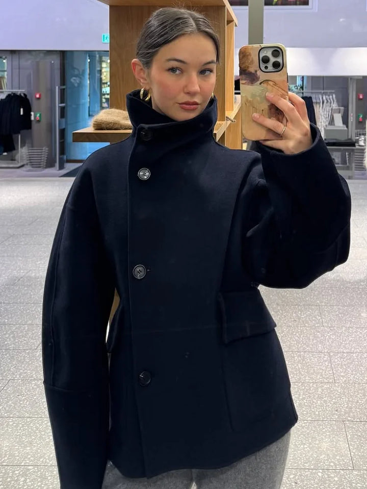 Beatrice | Elegante jas met opstaande kraag, knoopsluiting en zakken