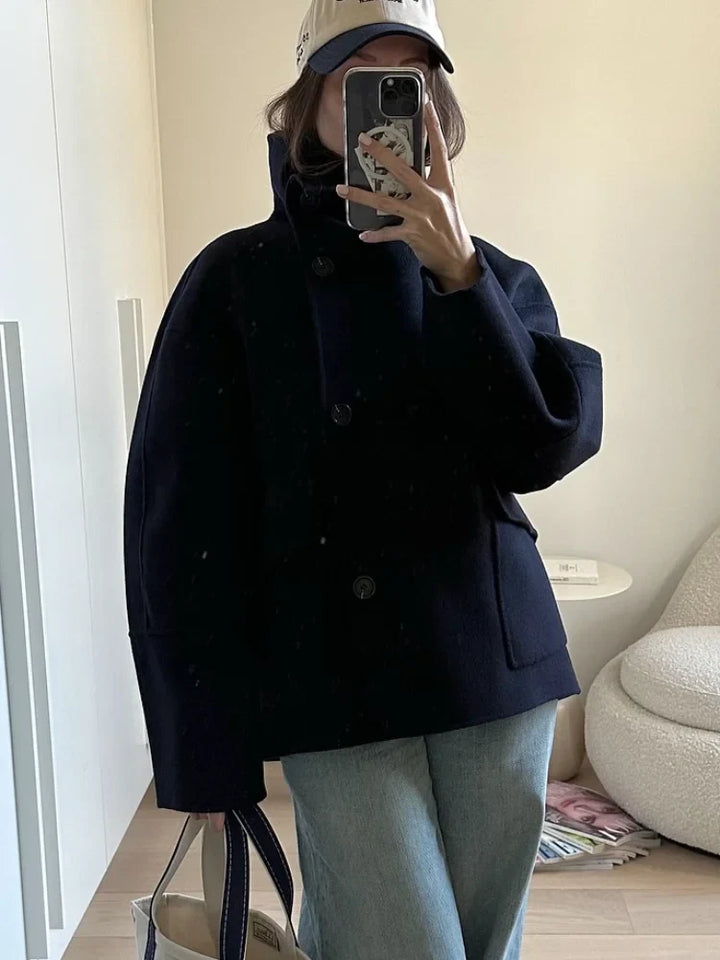 Beatrice | Elegante jas met opstaande kraag, knoopsluiting en zakken