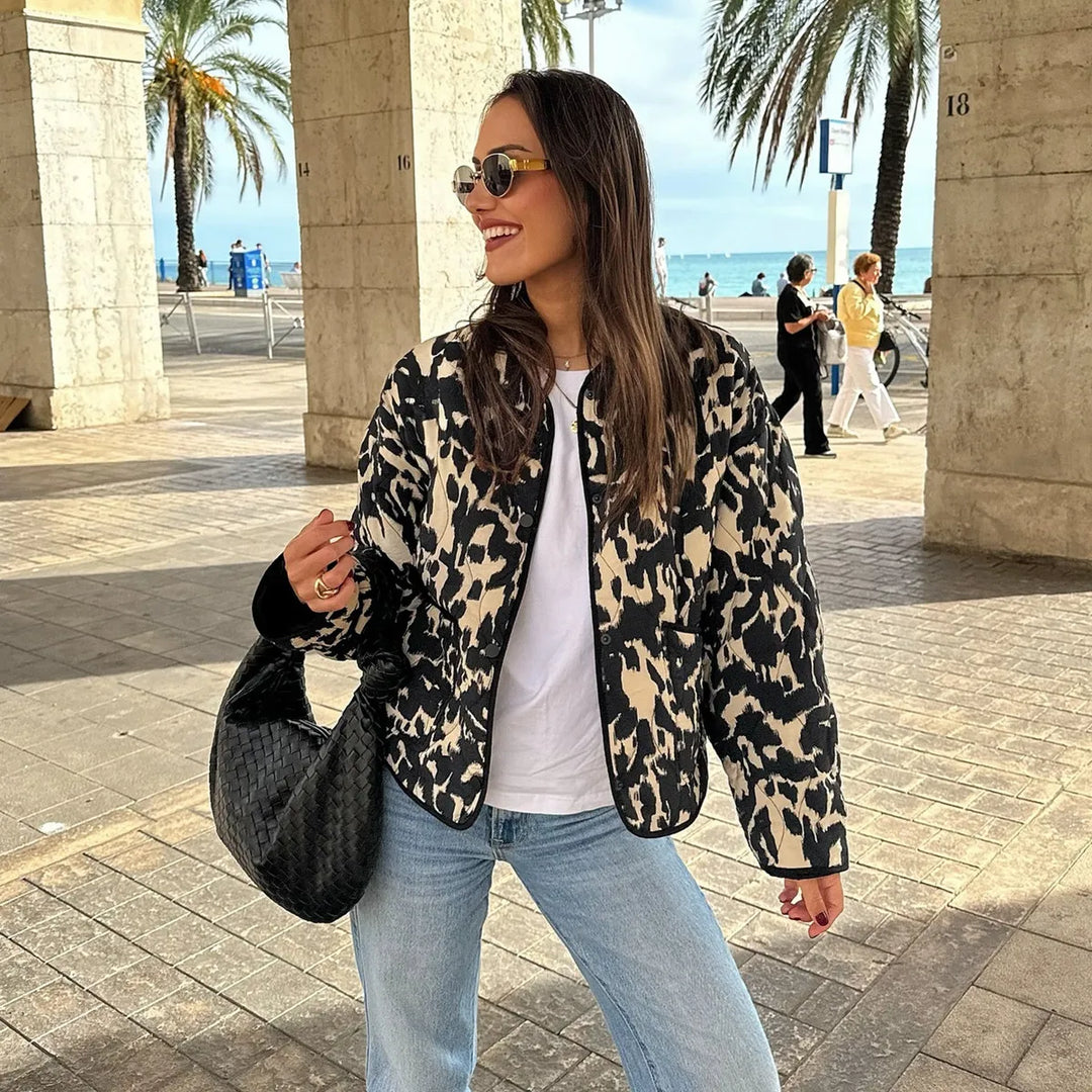 Adriana | Kort damesjack met dierenprint en ronde hals