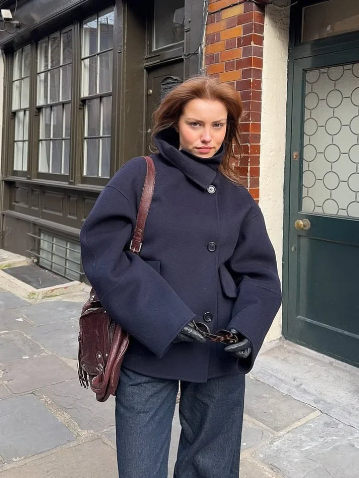 Beatrice | Elegante jas met opstaande kraag, knoopsluiting en zakken