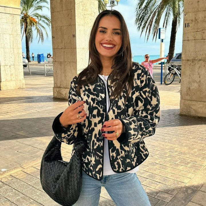 Adriana | Kort damesjack met dierenprint en ronde hals