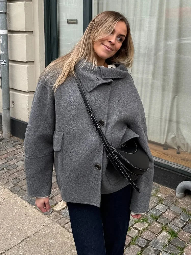 Beatrice | Elegante jas met opstaande kraag, knoopsluiting en zakken