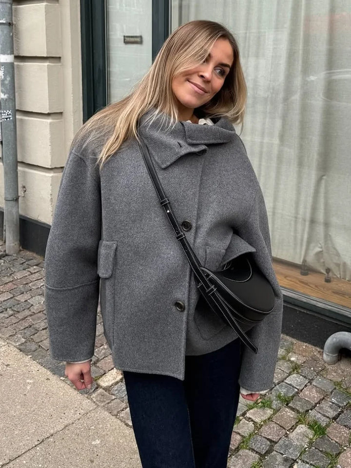 Beatrice | Elegante jas met opstaande kraag, knoopsluiting en zakken