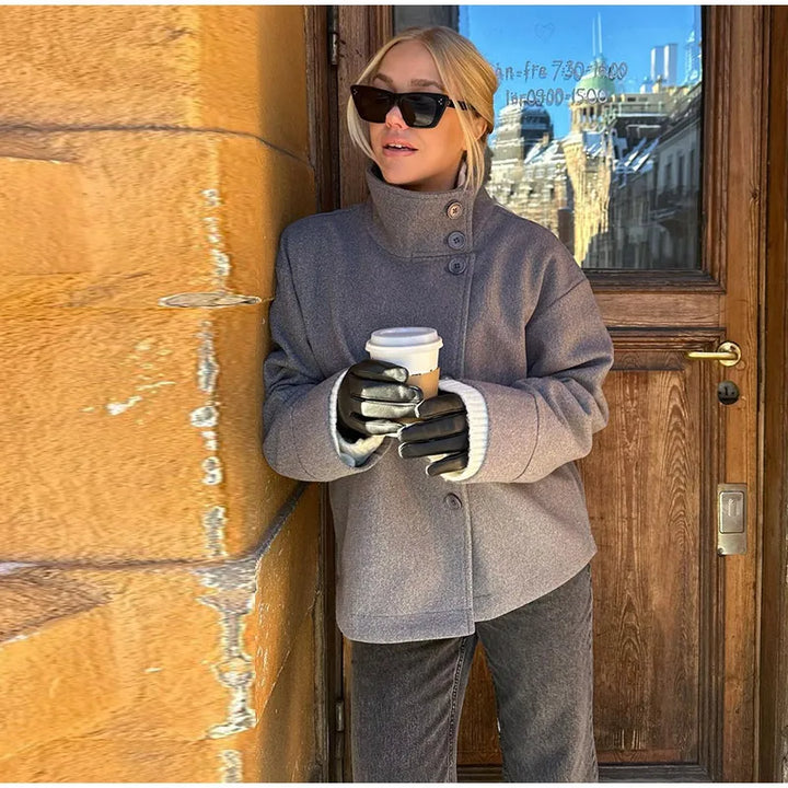 Beatrice | Elegante jas met opstaande kraag, knoopsluiting en zakken