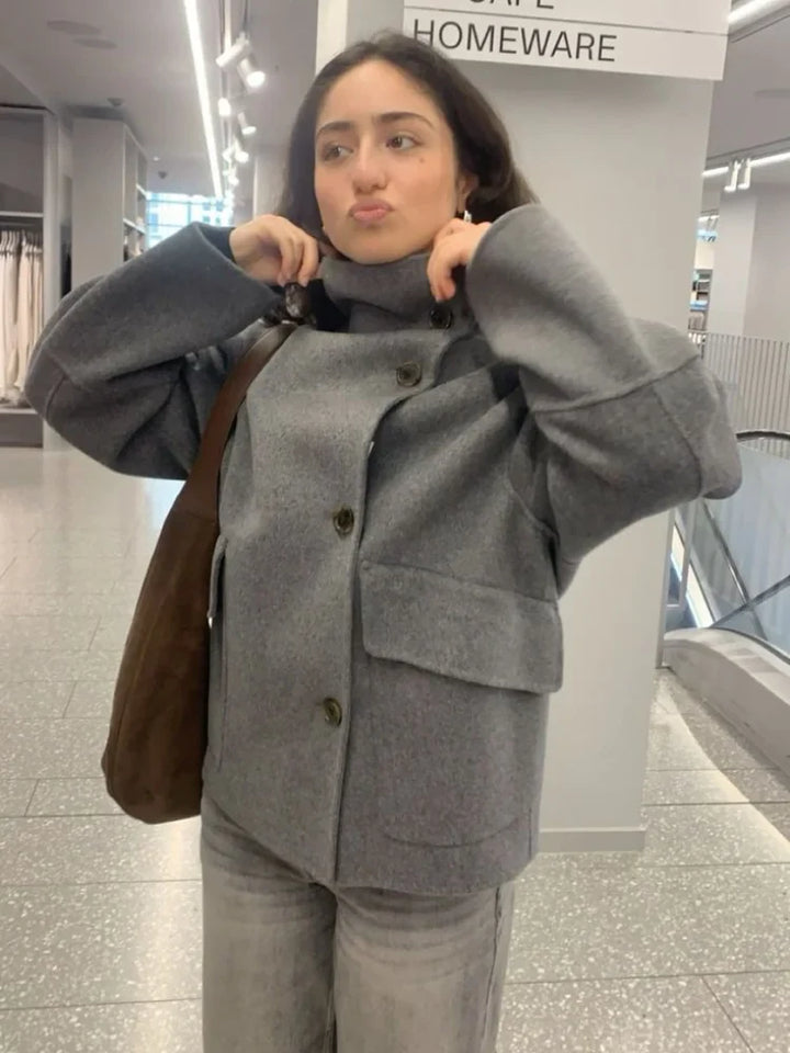 Beatrice | Elegante jas met opstaande kraag, knoopsluiting en zakken