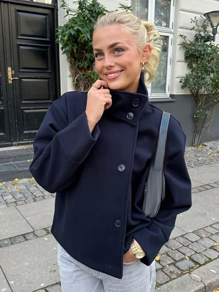 Beatrice | Elegante jas met opstaande kraag, knoopsluiting en zakken
